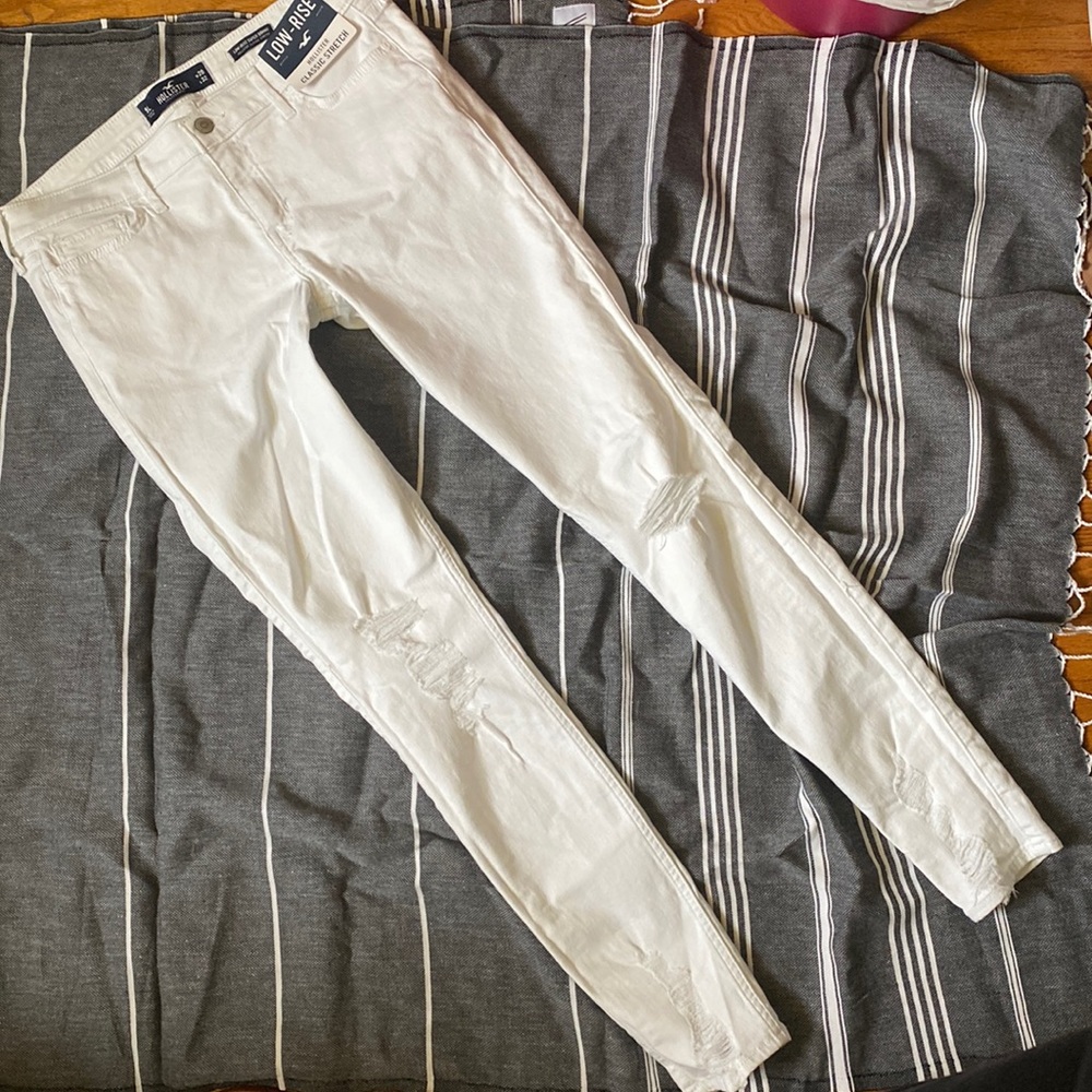 Distressed Low-Rise Super Skinny Classic Stretch Jeans